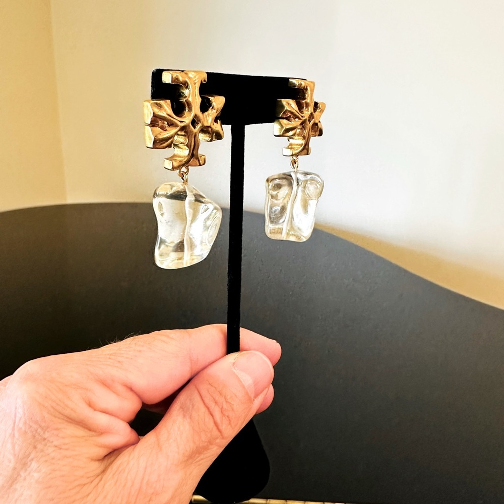 Tory Burch NWT Authentic luxury runway couture RARE logo resin drop earring - Picture 5 of 14